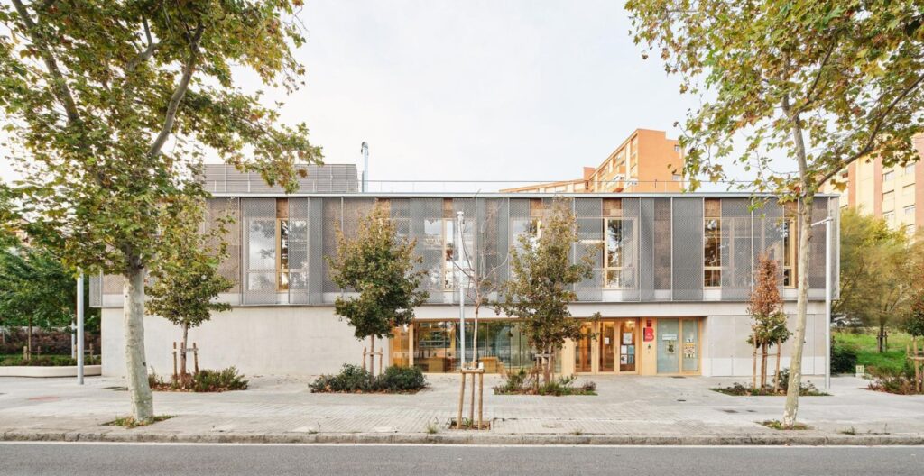 España: Centro Juvenil Prosperitat - MIBA Architects