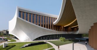 China: Centro de Exposiciones y Espectáculos del Lago Songshan - Zaha Hadid Architects