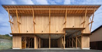 Japón: Almacén de materiales y garage para la Asociación Forestal de Keihoku - Masaru Takahashi Architects