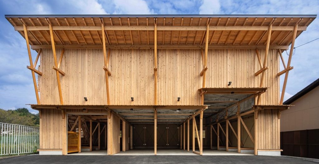 Japón: Almacén de materiales y garage para la Asociación Forestal de Keihoku - Masaru Takahashi Architects