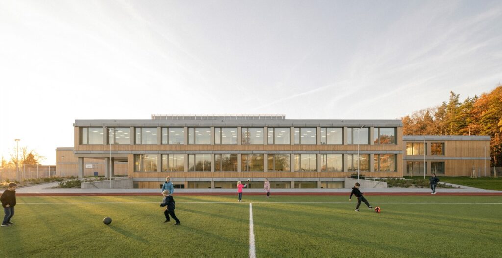 República Checa: Escuela Primaria LOŠBATES - Pelletier de Fontenay + SOA architects